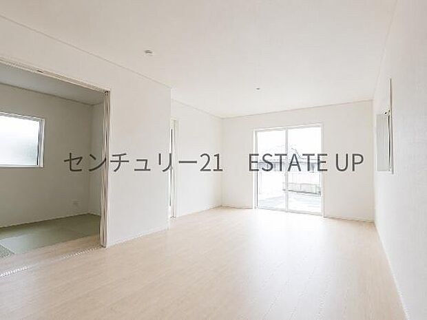【リビング】大きな窓から明るい陽光が差し込み、ご家族皆様でゆったりとお過ごしいただけるリビングダイニングです。