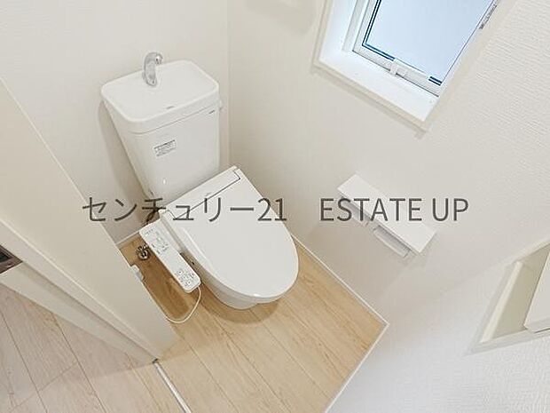 【トイレ】温水洗浄便座付きのトイレです。