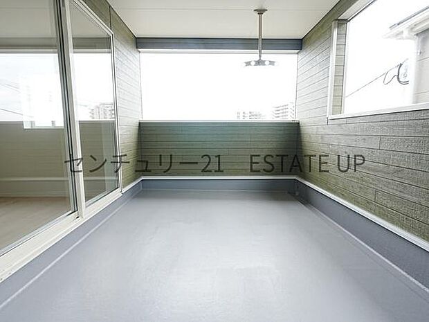 【バルコニー】広々としたバルコニーで夏はBBQもでき、多様にお使いできます。