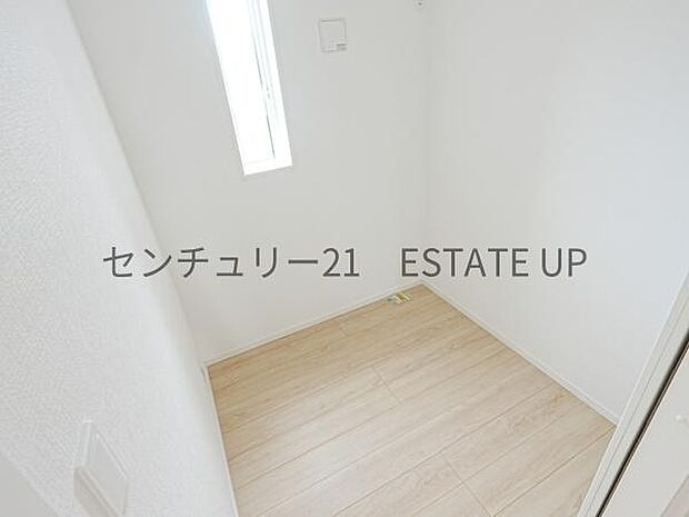 【洋室】2帖の小室。収納としてもテレワークとしても多様にご使用できます。
