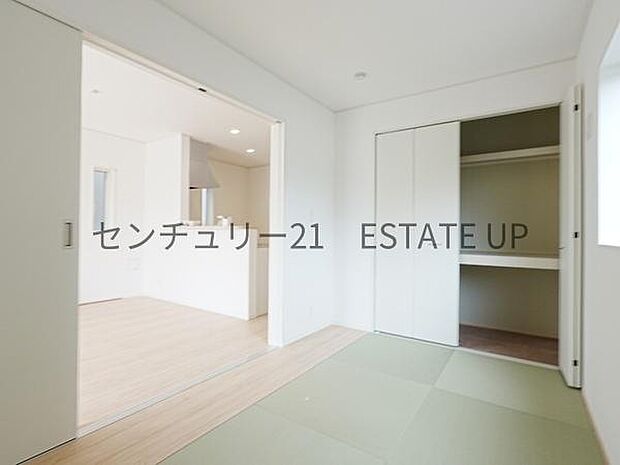 【和室】リビングに和室があり、来客室にも、思い切りお子様が遊べるキッズスペースにもお昼寝スペースにも多様に使用できます!