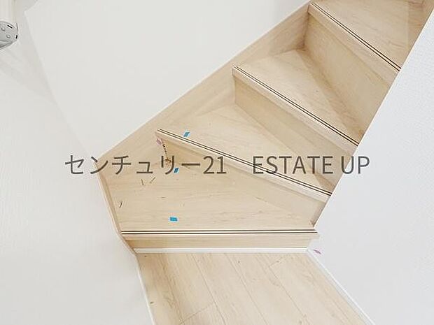 【階段】階段の途中でふと顔を合わせる、そんな日常の一コマが愛おしい。