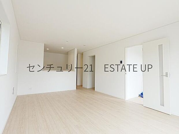 【リビング】お好きにアレンジして家具を置き、ご家族で安らげる癒しの空間をお作りいただけます。