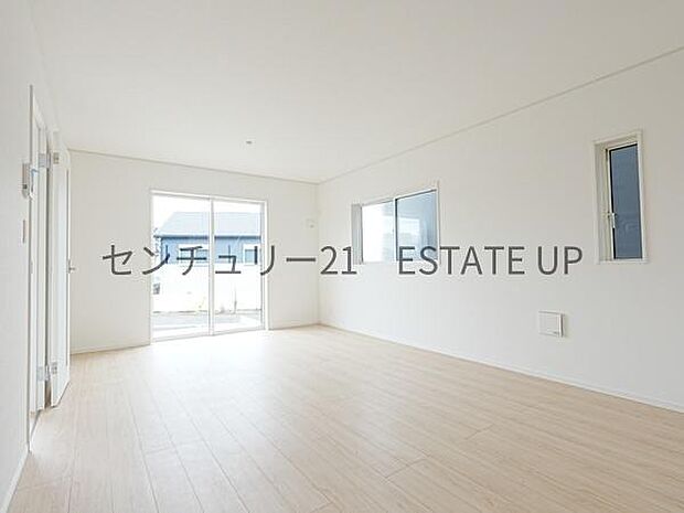 【リビング】心地いい光が差し込みます。過ごしやすいリビングで家族が快適な日々が送れます。