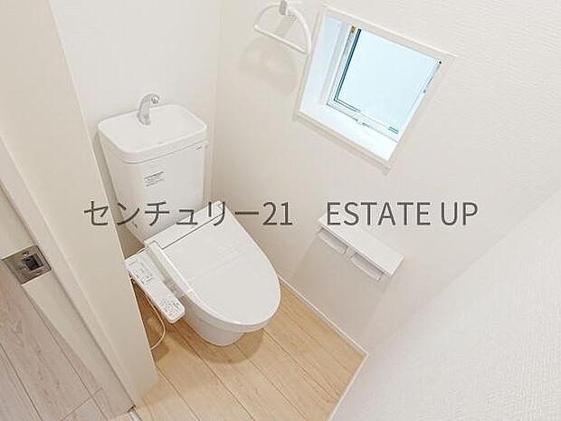 【トイレ】温水洗浄便座付きのトイレです。