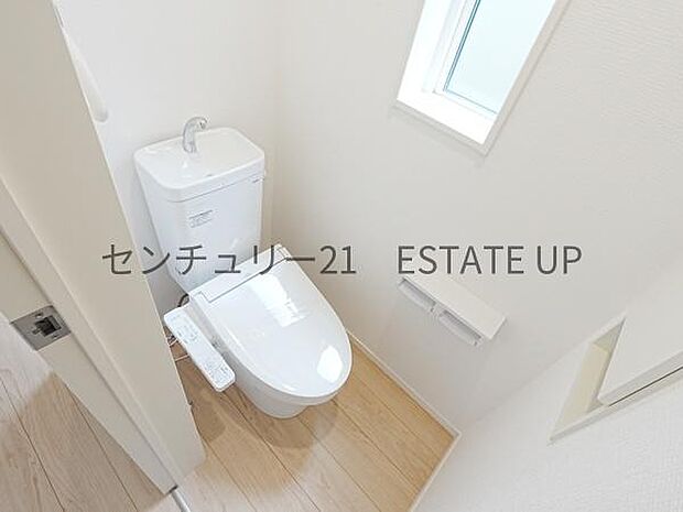 【トイレ】二階トイレ。各階にトイレが付いているので、忙しい朝の時間帯にも安心。