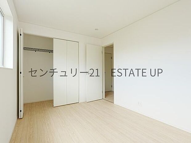 【洋室】クローゼットがあるのですぐに着替えができ便利です♪