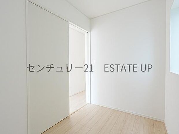 【洋室】1階洋室。ライフスタイルに合わせて、多目的にお使いいただけます。