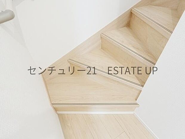 【階段】階段の途中でふと顔を合わせる、そんな日常の一コマが愛おしい。