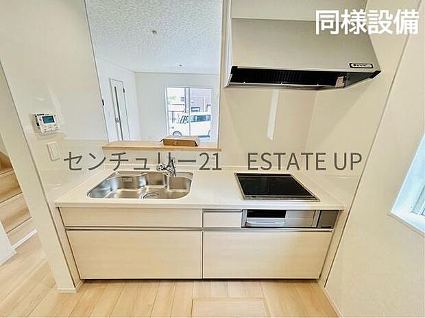 【同様設備 キッチン】お子様も見守れる対面キッチンです。