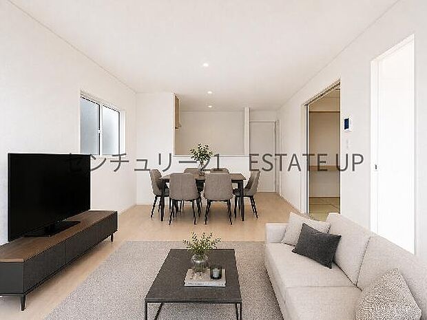 【リビング】リビング空間にキッチンがあり、みんなで食事を楽しめる空間。※ホームステージングしているイメージ図です。