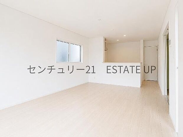 【リビング】ご家族皆様でゆったりとお過ごしいただけるリビングです。