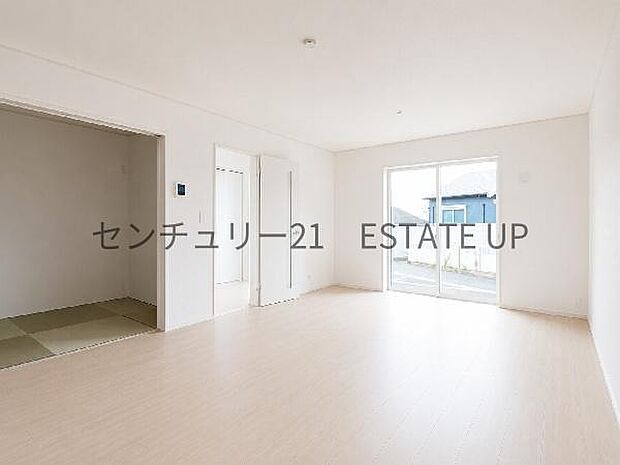 【リビング】リビングに畳の部屋があり来客室やキッズのスペース多様にご使用いただけます。
