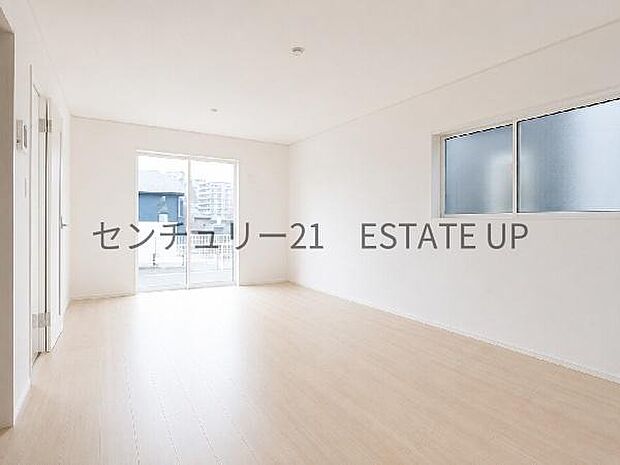 【リビング】大きな窓から明るい陽光が差し込み、ご家族皆様でゆったりとお過ごしいただけるリビングダイニングです。