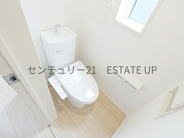 【トイレ】二階トイレ。各階にトイレが付いているので、忙しい朝の時間帯にも安心。
