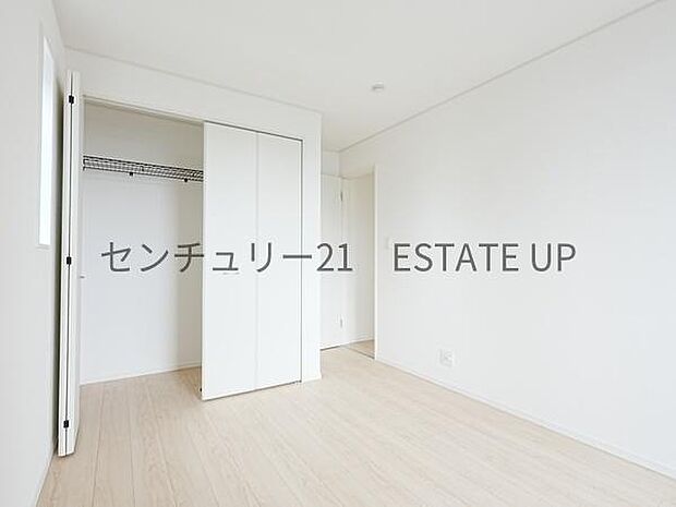 【洋室】クローゼットがあるのですぐに着替えができ便利です♪