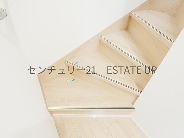 【階段】階段の途中でふと顔を合わせる、そんな日常の一コマが愛おしい。