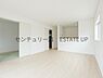 リビング/ダイニング：【リビング】リビングに畳の部屋があり来客室やキッズのスペース多様にご使用いただけます。