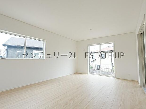 【リビング】心地いい光が差し込みます。過ごしやすいリビングで家族が快適な日々が送れます。