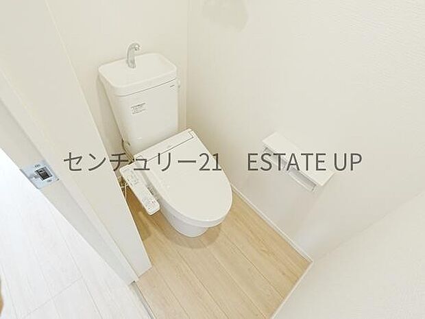 【トイレ】温水洗浄便座付きのトイレです。
