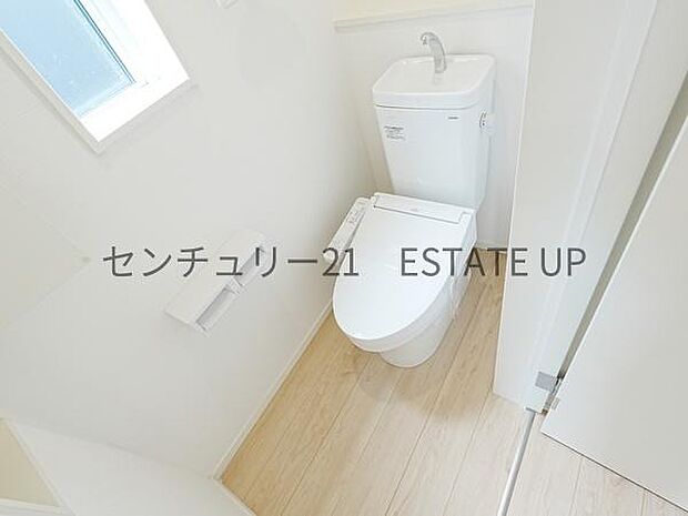 【トイレ】二階トイレ。各階にトイレが付いているので、忙しい朝の時間帯にも安心。