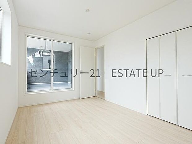 【洋室】バルコニーに面した明るい洋室です。