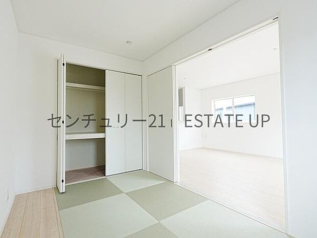 【和室】リビングに和室があり、来客室にも、思い切りお子様が遊べるキッズスペースにもお昼寝スペースにも多様に使用できます!