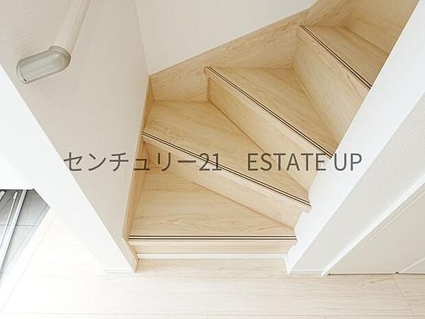 【階段】階段の途中でふと顔を合わせる、そんな日常の一コマが愛おしい。