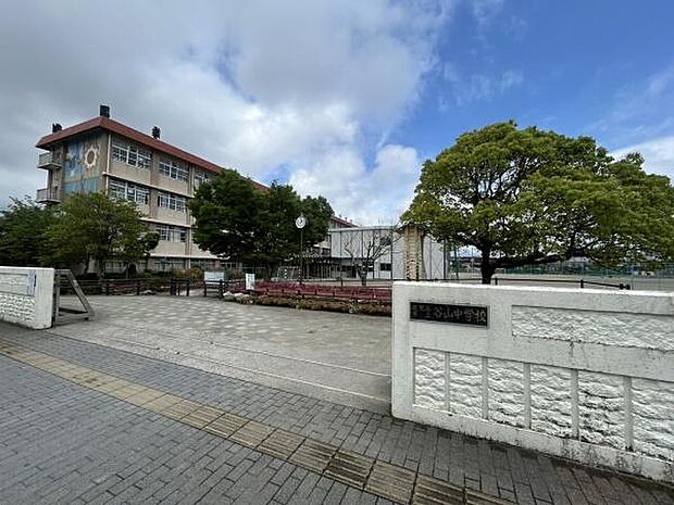 鹿児島市立谷山中学校まで1588m、谷山中学校では、校訓「自主・敬愛・鍛錬」を大切にしています。