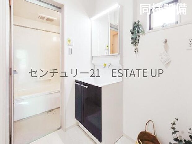 【同様設備　洗面台・洗面所】スペースの広い洗面所が特徴