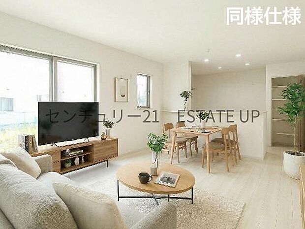 【同様仕様 リビング】リビング空間にキッチン。みんなで食事を楽しめる空間。※ホームステージングしているイメージ図です。※画像反転しています。