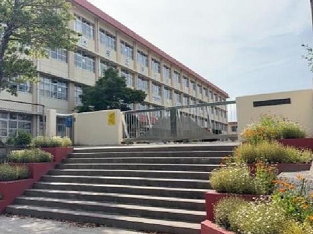 鹿児島市立桜丘東小学校まで1091m、桜丘東小学校では、校訓「かしこく・やさしく・たくましく」を大切にしています。