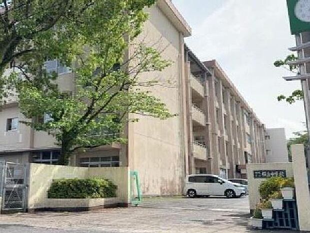 鹿児島市立桜丘中学校まで2476m、桜丘中学校では、校訓「自主・敬愛・錬磨」を大切にしています。