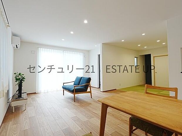 【リビング】リビングに畳の部屋があり来客室やキッズのスペース多様にご使用いただけます。