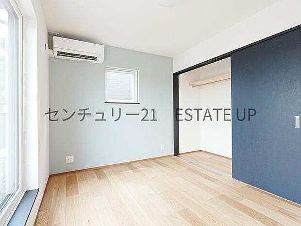 【洋室】収納スペースもあるので広くご活用できます。