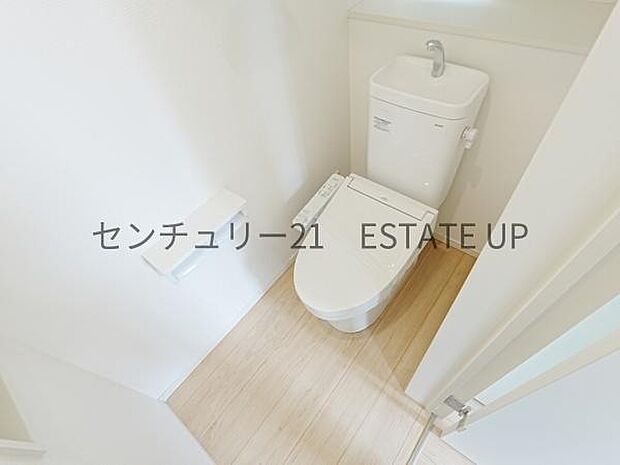 【トイレ】温水洗浄便座付きのトイレです。