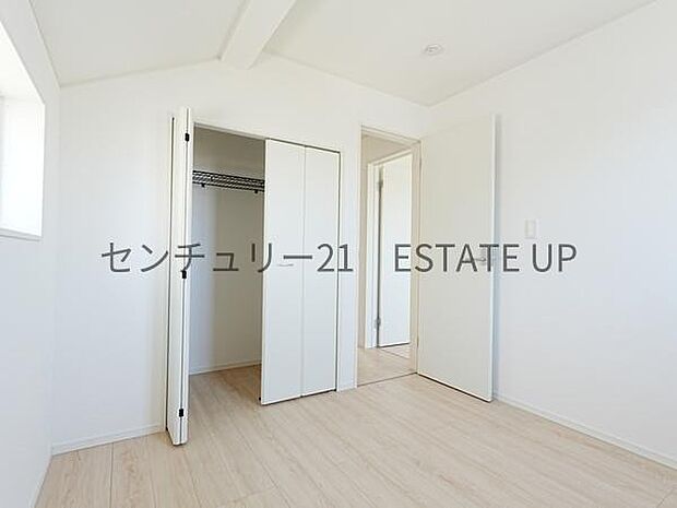 【洋室】窓がついていることで日中も明るくお部屋で過ごせます。