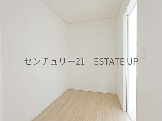 【洋室】リビングキッチン横洋室。多様なご使用ができ家族が快適な日々が送れます。