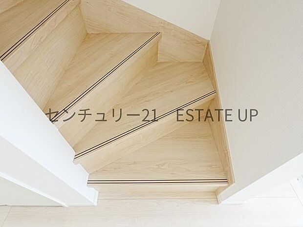 【階段】階段の途中でふと顔を合わせる、そんな日常の一コマが愛おしい。