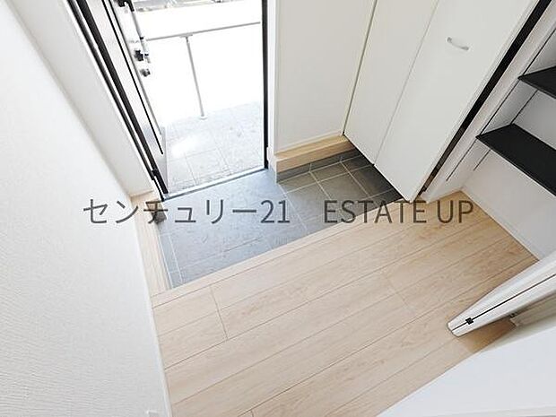 【玄関】横にシューズボックスもございますので散らかりやすいお靴もスッキリ片付きます。