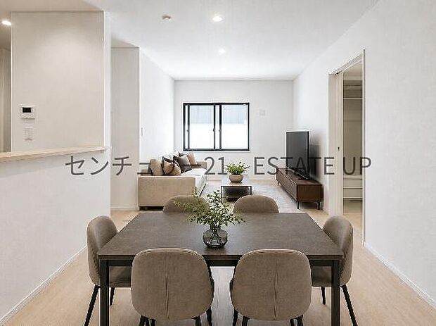 【リビング】広々としたリビング空間で、家族団らんや来客時にもゆったり過ごせる心地よい空間。※ホームステージングしているイメージ図です。