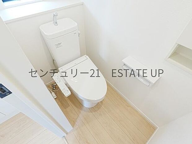 【トイレ】温水洗浄便座付きのトイレです。