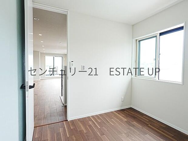【洋室】リビング奥の洋室です。家族構成やライフスタイルに合わせて、多目的にお使いいただけます。