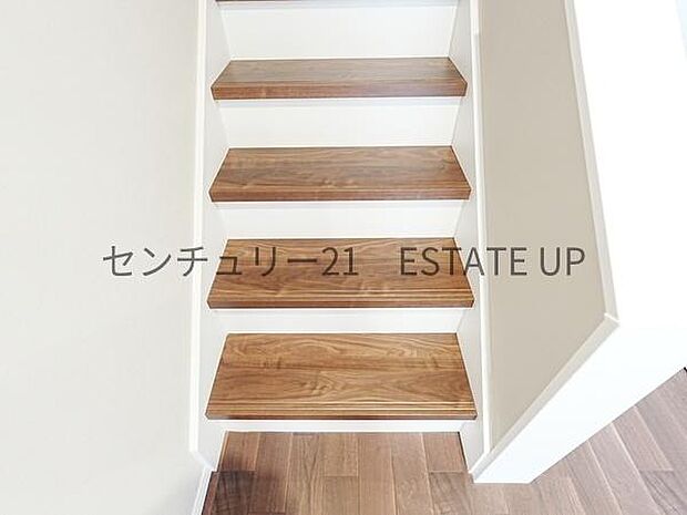 【階段】玄関入ったところに階段。