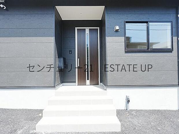 【玄関】階段があり扉もオシャレな玄関です。