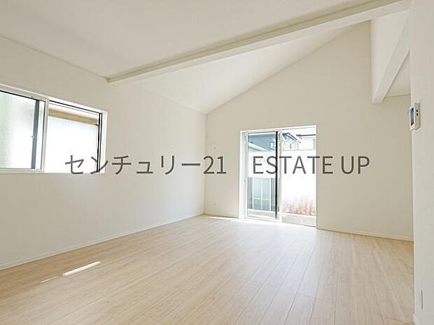 【リビング】心地いい光が差し込みます。過ごしやすいリビングで家族が快適な日々が送れます。