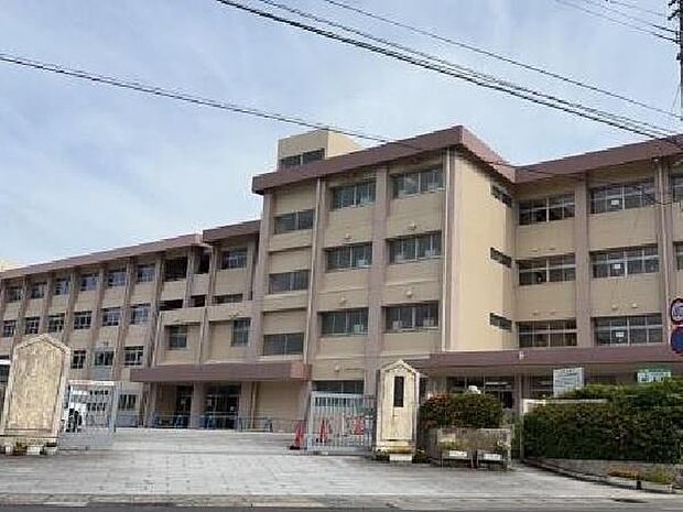 鹿児島市立中山小学校まで1551m、中山小学校では、校訓「かしこく・やさしく・たくましく」を大切にしています。