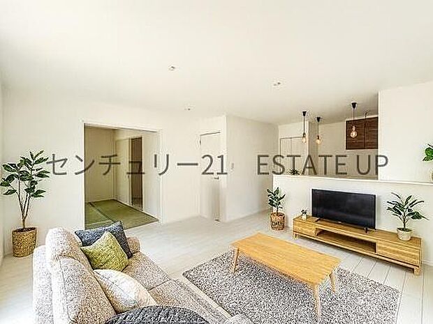 【リビング】大きな窓から明るい陽光が差し込み、ご家族皆様でゆったりとお過ごしいただけるリビングダイニングです。※ホームステージングしているイメージ図です。