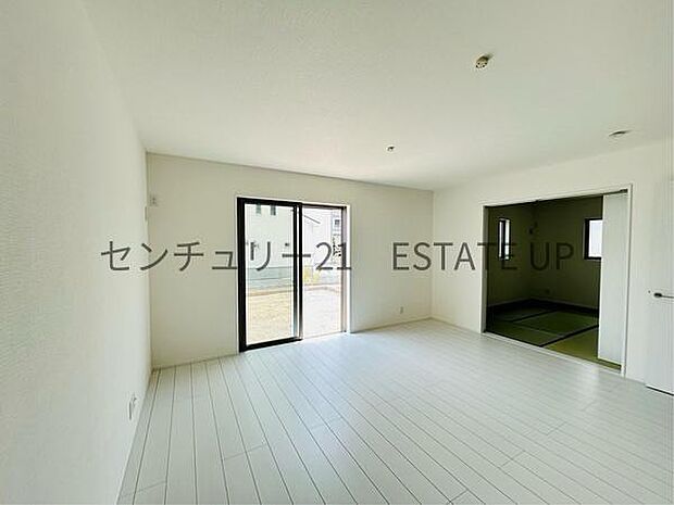 【リビング】広々としたリビング空間は、家族団らんや来客時にもゆったり過ごせる心地よい空間。生活導線もスムーズです。