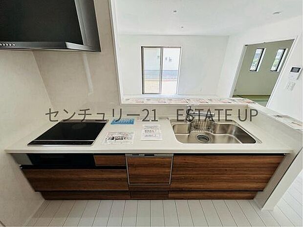 【キッチン】リビング全体を見渡せる対面式キッチン。リビングで過ごすご家族を見守りながら作業ができ、お互いの顔を見ながら会話ができます。上部に吊り戸棚がなく、開放的です。